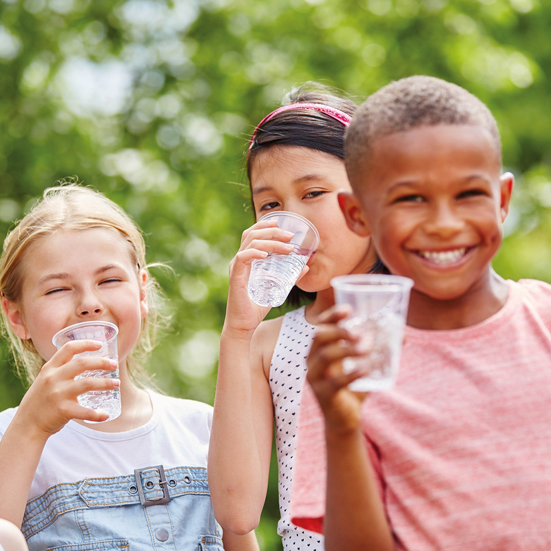 kids drinking water 
